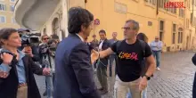 Modena, Giovanni Donzelli (FdI) contestato fuori da Montecitorio