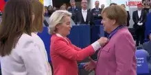 Ue, Angela Merkel alla Cerimonia di conferimento dellOrdine al Merito: "La promessa di pace rimane"