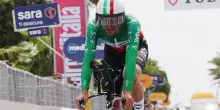 Giro d&rsquo;Italia, Ganna vince la cronometro a Massa. Eulalio resta in maglia rosa