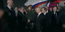 Putin arriva in Cina, grande accoglienza all&rsquo;aeroporto di Pechino
