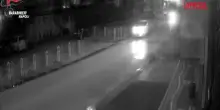 Napoli, estorsioni a imprenditori e commercianti: il video degli spari sulla serranda di un negozio