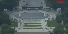 Usa, non solo la sala da ballo: Trump fa rivestire di blu la vasca del Lincoln Memorial