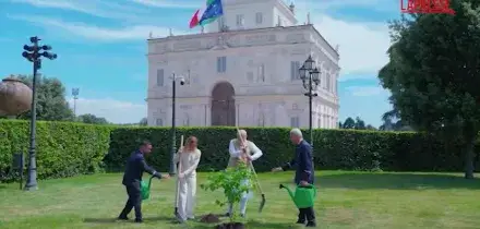 Italia-India, Meloni e Modi chiudono lincontro con la piantumazione gelso nero
