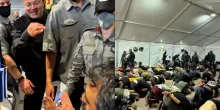 Flotilla: attivisti in ginocchio, ammanettati e bendati. Ben Gvir li deride. Meloni e Tajani: &ldquo;Inaccettabile&rdquo;