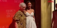 Katie Holmes premiata dallAmerican Ballet Theatre, lattrice sul red carpet con la madre
