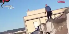 Olbia, donna in bilico sul tetto minaccia di buttarsi: il salvataggio dei carabinieri