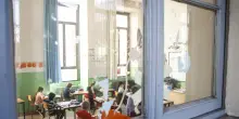 Milano, 13enne ferito a scuola da finestra uscita dai binari