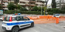 Roma, due bambini lasciati soli in auto sotto il sole: denunciata la madre