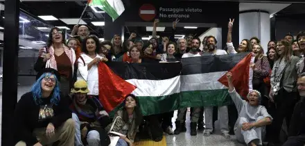 Flotilla, attivisti italiani rientrati a Roma. Carotenuto e Mantovani: &ldquo;Legati e picchiati&rdquo;