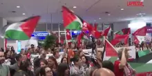 Flotilla, 19 attivisti greci rientrano ad Atene: la calorosa accoglienza in aeroporto