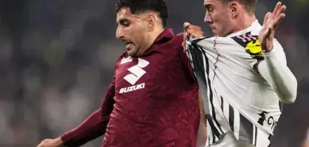 Torino-Juve, i granata vietano l&rsquo;ingresso a sciarpe e maglie bianconere: la reazione del club degli Elkann
