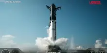 Usa, SpaceX lancia il suo razzo pi&ugrave; grande e potente: le immagini spettacolari della partenza