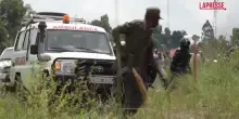 Congo, le sepolture delle vittime di Ebola protette da polizia in tenuta antisommossa