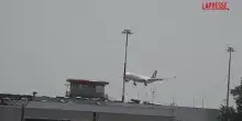 Maldive, il momento dell&rsquo;atterraggio a Malpensa delle quattro salme dei sub italiani