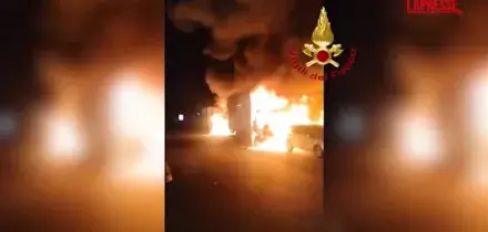 Settimo Milanese, autodemolitore in fiamme: le immagini del violento incendio