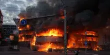 Ucraina, attacco russo su Kiev: un morto e almeno 44 feriti. Zelensky: &ldquo;Usato il missile balistico ipersonico Oreshnik&rdquo;&rdquo;
