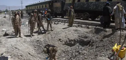 Pakistan, bomba esplode vicino a un treno: muoiono 23 persone