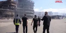 Ucraina, Zelensky visita i luoghi colpiti a Kiev: "La Russia attacca obiettivi civili"