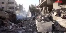 Gaza, raid di Israele a Deir al-Balah: abitanti scavano tra le macerie