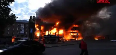 Ucraina, massiccio attacco russo su Kiev: edifici in fiamme