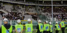 Tifoso Juve ferito &egrave; in terapia intensiva: otto fermati per gli scontri prima del derby