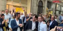 Elezioni Comunali 2026, a Venezia cori e applausi all&rsquo;arrivo di Simone Venturini