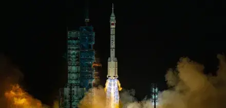Cina lancia la navicella spaziale Shenzhou 23, a bordo tre astronauti