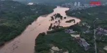 Alluvione in Cina, intere citt&agrave; sommerse da acqua e fango
