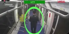 Torino, pesta e rapina giovane su tram: arrestato