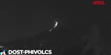 Filippine, meteora illumina il cielo vicino al vulcano Mayon