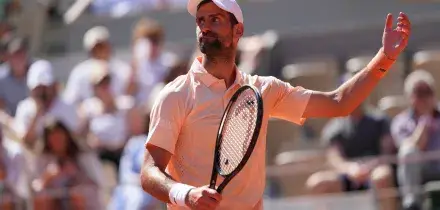 Novak Djokovic avanti al Roland Garros 2026: vittoria in quattro set contro Royer