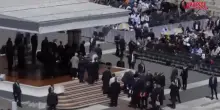 Sviene per caldo durante udienza in Vaticano, Papa accorre in suo aiuto
