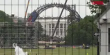 Trump, lotta di arti marziali per il suo compleanno: il ring prende forma nel giardino della Casa Bianca