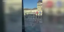 Svizzera, aggressione con coltello alla stazione di Winterthur: in un video sui social luomo urla Allah Akbar