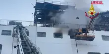 Incendio su una nave a Napoli, vigili del fuoco al lavoro per domare le fiamme