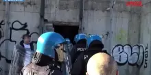 Roma, stupro di gruppo su una 32enne in un edificio abbandonato: 5 fermi