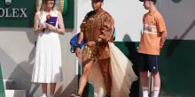 Naomi Osaka al Roland Garros 2026, in campo con bomber e paillettes oro: le foto dell&rsquo;outfit