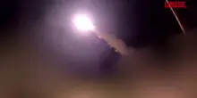Iran, esercito diffonde video del lancio di missili: le munizioni con adesivi anti-Usa