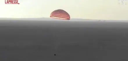 Cina, torna sulla terra lequipaggio spaziale della Shenzhou-21: latterraggio del comandante