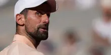Novak Djokovic senza freni su Sinner e Alcaraz: &ldquo;Vorrei prenderli a calci nel sedere ogni giorno&rdquo;
