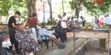 Cuba, barbieri tagliano i capelli in piazza ai pi&ugrave; bisognosi