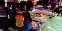 Laos, i soccorritori estraggono le persone intrappolate in una grotta
