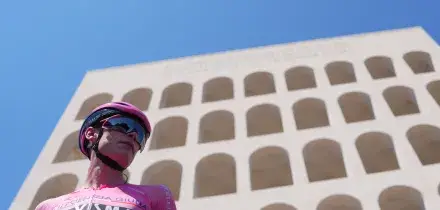 Giro d&rsquo;Italia 2026: Vingegaard trionfa in maglia rosa, Milan vince la tappa finale a Roma