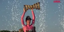 Giro d&rsquo;Italia 2026, Vingegaard premiato con la maglia rosa al Circo Massimo