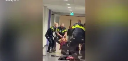 Paesi Bassi, donna incinta scaraventata a terra dalla polizia in un centro per richiedenti asilo