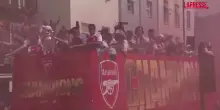 LArsenal festeggia la vittoria della Premier, bus scoperto per le strade di Londra