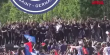 Psg, i giocatori festeggiano la vittoria della Champions League: folla in delirio a Champ de Mars