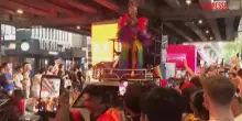 Thailandia, a Bangkok la parata del Pride sui carri allegorici