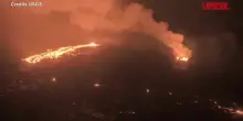 Hawaii, torna a eruttare il vulcano Kilauea: la fontana di lava illumina la notte