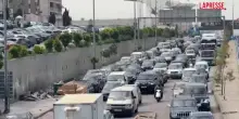 Libano, i residenti in fuga da Beirut: le strade della capitale congestionate dal traffico